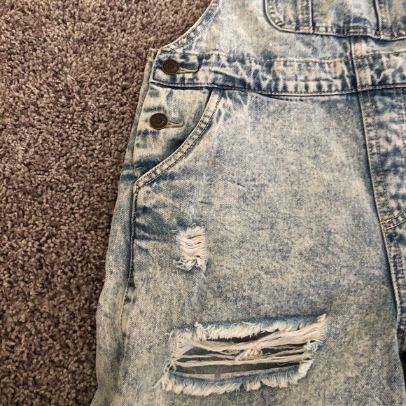 Super cute denim overall shorts - Picture 5 of 8